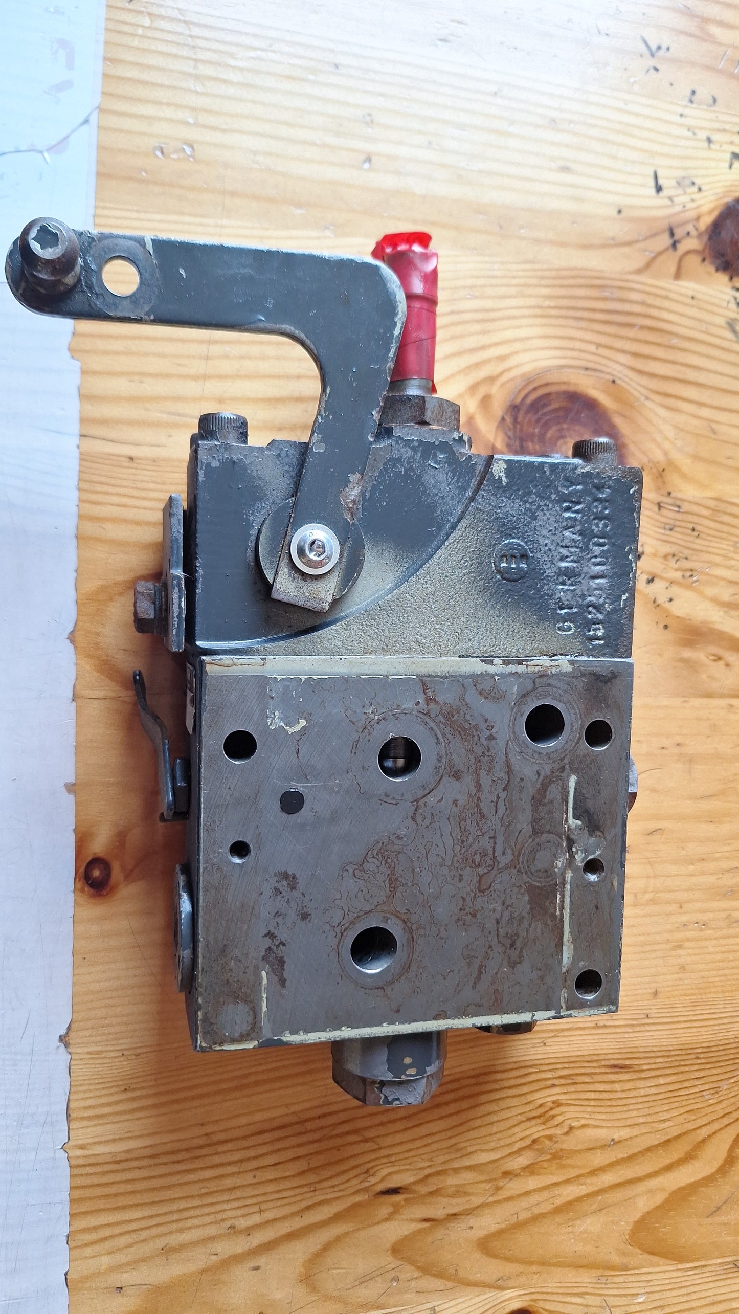 Hydrauliksteuergerät für Hubwerk Bosch 0521704103046 / 397730115