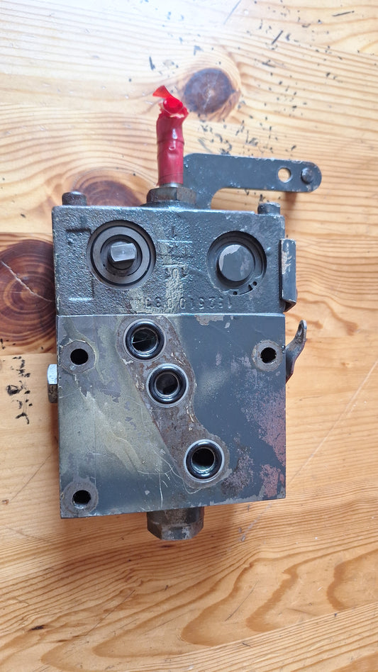 Hydrauliksteuergerät für Hubwerk Bosch 0521704103046 / 397730115