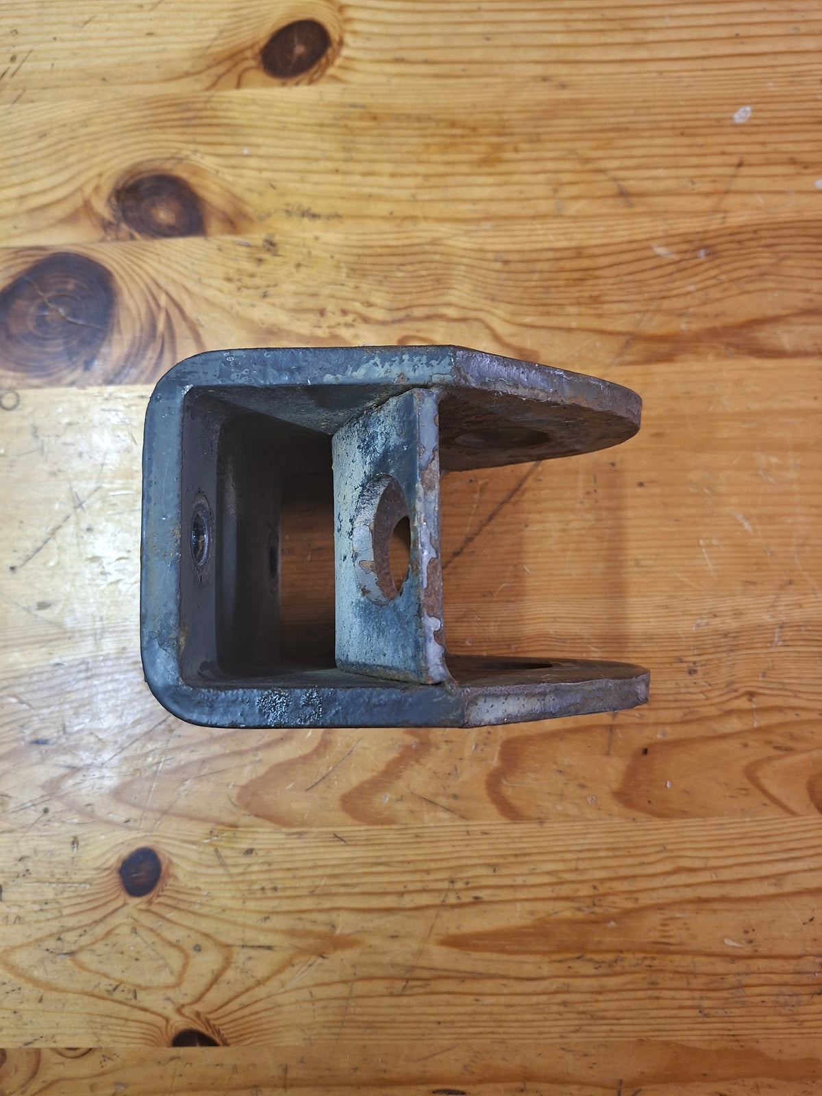ORIGINAL Abschleppvorrichtung / Zugmaul vorne 80er Serie 133700930008