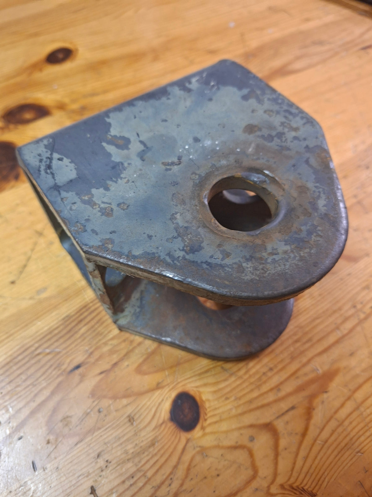 ORIGINAL Abschleppvorrichtung / Zugmaul vorne 80er Serie 133700930008